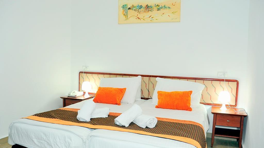 Glatt Eden Hotel Tiberias Bagian luar foto