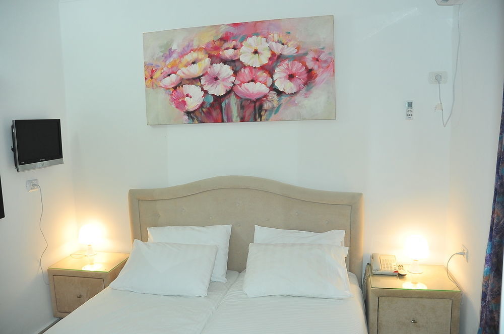 Glatt Eden Hotel Tiberias Bagian luar foto